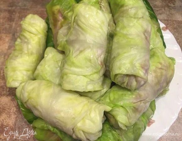 Получившуюся начинку выкладываем в центр каждого капустного листа и сворачиваем конвертиками. Готовые голубцы выкладываем в форму для запекания.