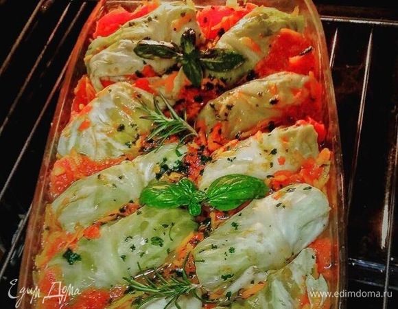 Голубцы заливаем соусом и запекаем в духовке 20 минут при температуре 190°С.