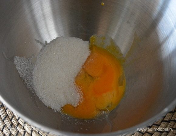Желтки растереть с сахаром добела.