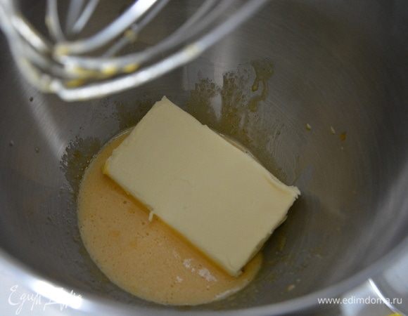 Добавить размягченное сливочное масло. 