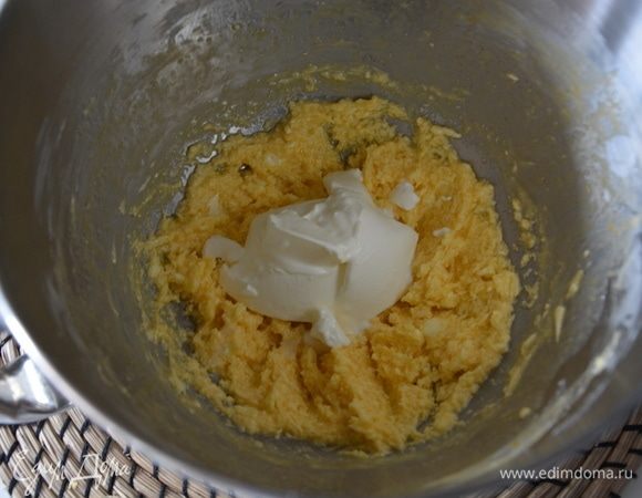 Добавить сметану.