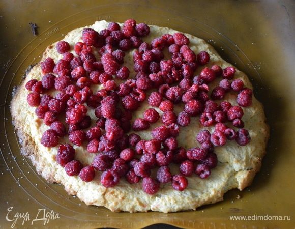 Выложить чистую свежую малину на корж.