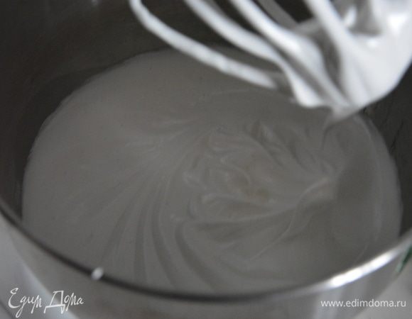 Взбить белки с сахаром до крепкой пены. Сахар в безе указала примерное количество. В рецепте указан 1 стакан, но я уменьшала. 