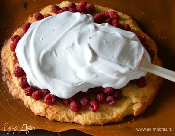 Выложить взбитые белки поверх малины.