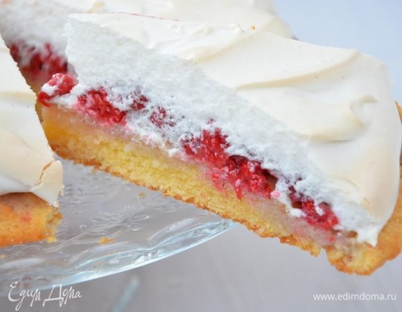 Выпекать пирог при 150°С еще 15 минут. Очень важно не передержать пирог на этом этапе: ягоды должны оставаться целыми, не запеченными. 
Можно подавать сразу к столу. Приятного чаепития! 