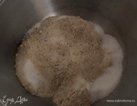 Смешать два вида муки и разрыхлитель. В другой емкости смешайте масло, сахар, яйцо и ванильный экстракт. Смешайте обе смеси.