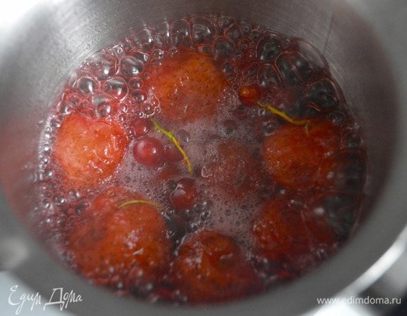 Основа для желе. Замочить агар-агар в 1 ст. л. воды, 10 ягод клубники и 3 веточки красной смородины залить 100 мл воды, добавить 1 ст. л. сахара, дать закипеть, убавить огонь и проварить на медленном огне 1 час. Затем тщательно процедить, добавить агар-агар, прокипятить 1 минуту, снять с огня и остудить до легкого загустения (до комнатной температуры).