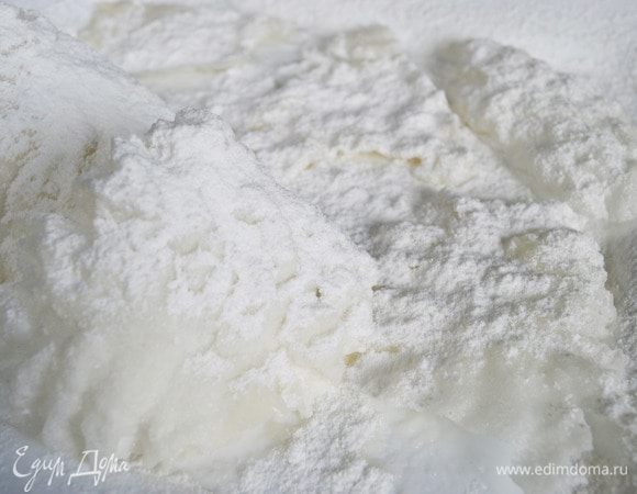 Достать вилкой (бумага поджаривается очень быстро!), придать форму в горячем виде (застывает быстро). Посыпать сахарной пудрой с двух сторон.