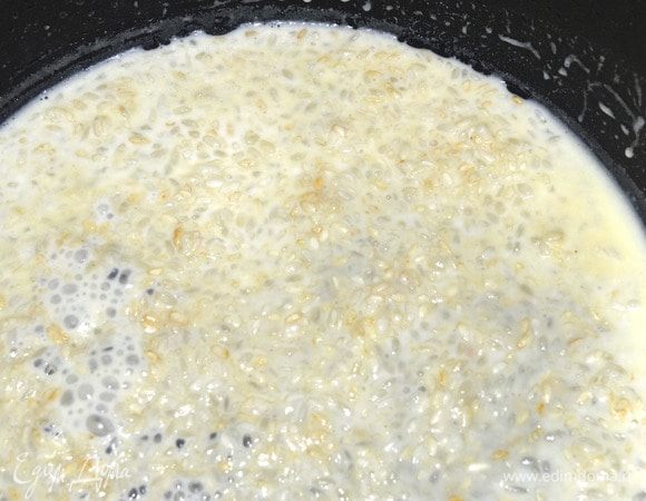 Пудинг. Промыть рис. Растопить сливочное масло в кастрюле с толстыми стенками, обжарить до легкого золотистого цвета рис. Добавить 75 мл сливок, молоко, сахар, соль, ваниль. Оставить на среднем огне до полного впитывания жидкости. Затем снять с огня, добавить оставшиеся 25 мл сливок.  Взбивать желтки с 25 г сахара, пока они не станут белыми и пушистыми, добавить к рису. Взбить белки в густую воздушную пену, аккуратно вбить в рис. 