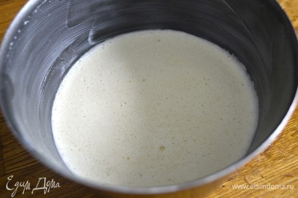 Смазать форму для запекания сливочным маслом, вылить в нее рисовую смесь.