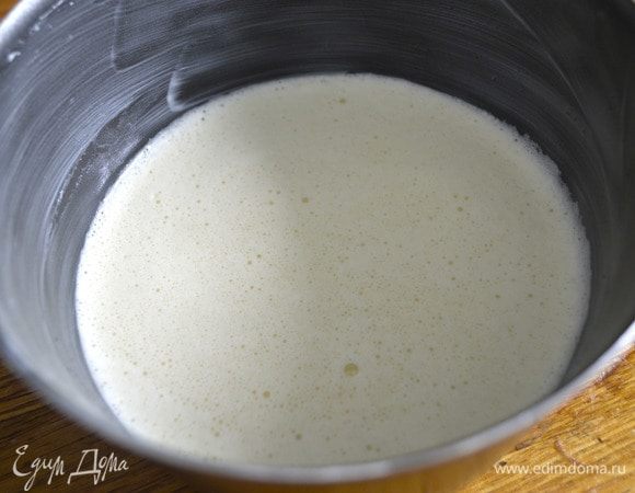 Смазать форму для запекания сливочным маслом, вылить в нее рисовую смесь.