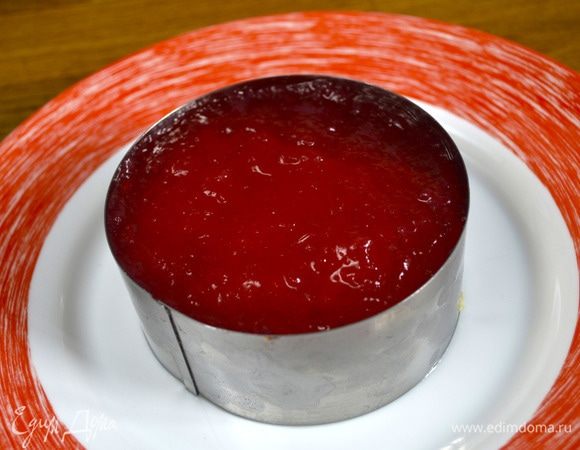 Обрезать края пудинга кулинарным кольцом. Налить на пудинг желе, убрать в холодильник на 15 минут.