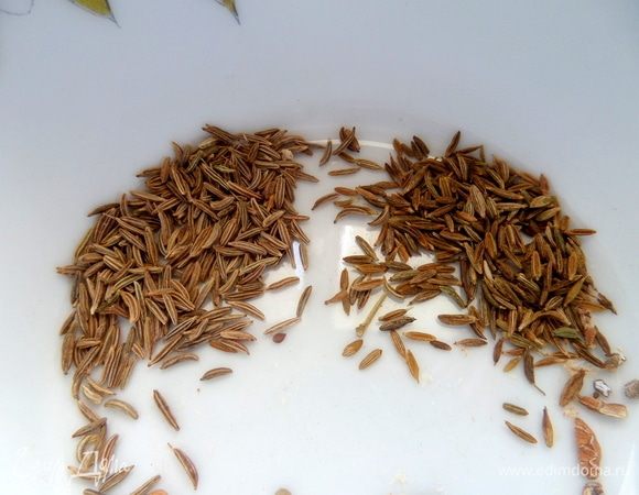 Теперь обычный тмин (справа) и слева зира (пакетик я тоже получила в подарок от сайта, раньше у меня его не было). Визуальных отличий почти нет, а вот аромат зиры очень сильный. Также у Олега был еще черный тмин (чернушка).