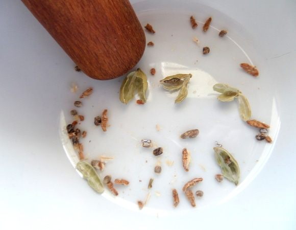 Из набора берем кардамон, слегка давим и вытряхиваем содержимое, скорлупки убираем.