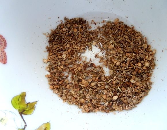 Растираем в ступке или, как я, в пиалке. Также можно смолоть на кофемолке.