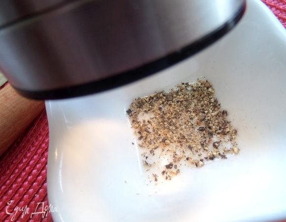 Для перца (только черный, белого не было) я воспользовалась таким приспособлением на батарейках с подсветкой — очень удобно!