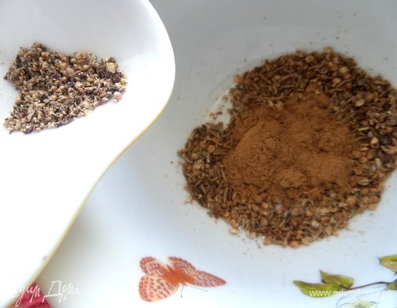 Пересыпать перец в основу. 