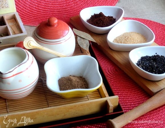 При приготовлении кофе-масала понадобится молотый кофе, сахар и молоко с водой, без лаврового листа. Рецепт здесь: https://www.edimdoma.ru/retsepty/102153-masala-kofe