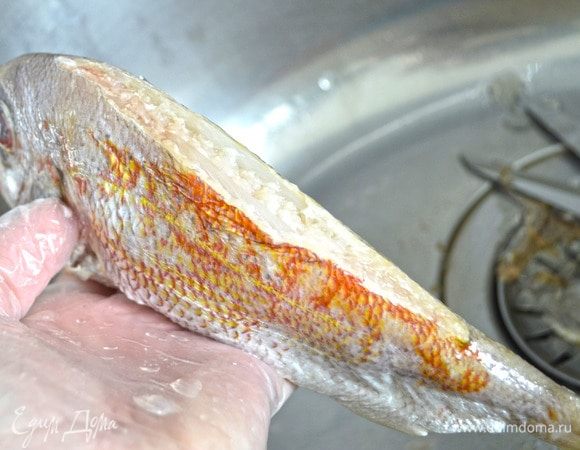 Рыбу очистить от чешуи, хвост и голову не удалять. Разрезать пузо, удалить все внутренности, срезать плавники, по хребту срезать кожу. 
Промыть рыбу и обсушить. 
