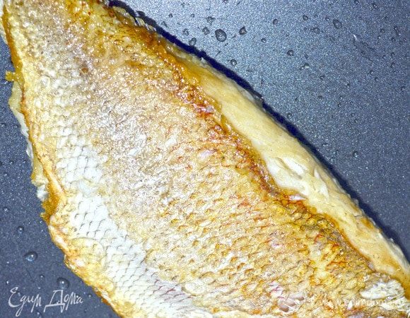 Разогреть в сотейнике масло, слегка обжарить рыбу с двух сторон, до золотистого цвета, переложить ее в смазанную маслом форму для запекания. 