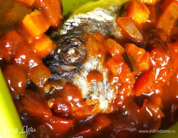 Овощи переложить в форму для запекания, накрывая ими рыбу.
Духовку разогреть до 170°С. Выпекать блюдо в течение 15 минут.