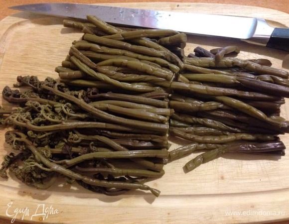 Соленый папоротник хорошо промыть, залить холодной водой и оставить на 6–7 часов. Через каждые 2 часа воду менять. Это поможет избавиться от излишней соли. Затем нарезать на кусочки 8-10 см.
