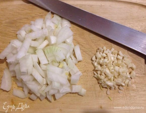 Лук и чеснок порубить. Разогреть сковороду.