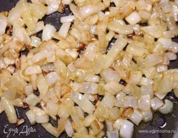 Обжарить лук на растительном масле до золотистого цвета. Добавить красный и черный перец, молотый кориандр. Можно брать сухие готовые специи, можно самостоятельно перетереть в ступке. 