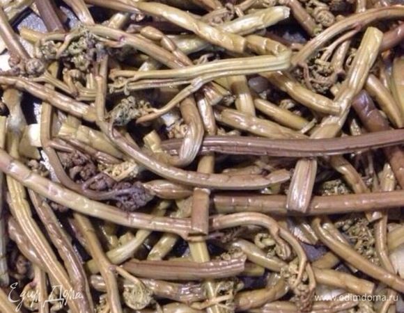 Добавить папоротник и хорошо перемешать. Готовить 5-7 минут, постоянно помешивая.