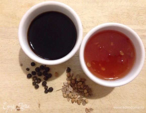 Влить соевый соус, накрыть крышкой и тушить 2-3 минуты на слабом огне.