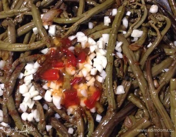 В последнюю очередь добавить чеснок и кисло-сладкий соус чили, перемешать и дать настояться под крышкой 1,5-2 часа. Я оставляю на ночь.