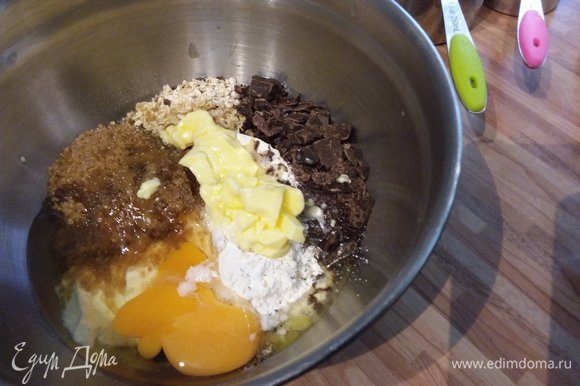 Добавьте мягкое сливочное масло (можно растопленное) и яйцо.