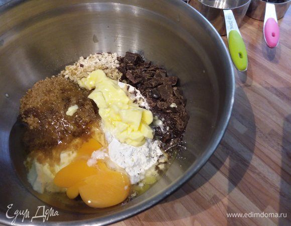 Добавьте мягкое сливочное масло (можно растопленное) и яйцо. 