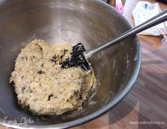 Замесите тесто. Тесто не будет однородным, так и должно быть. 