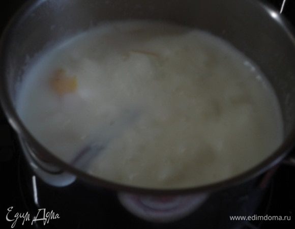 Цедру с лимона не натирать, а срезать полосками. Молоко довести до кипения, добавить цедру лимона, палочку корицы и 1 ст. ложку сахара. Всыпать рис и варить при медленном кипении 30 минут, периодически помешивая. Уже при этих ароматах на кухню стали заглядывать и спрашивать, что так вкусно пахнет. Готовый рис убрать с нагрева и оставить остужаться.