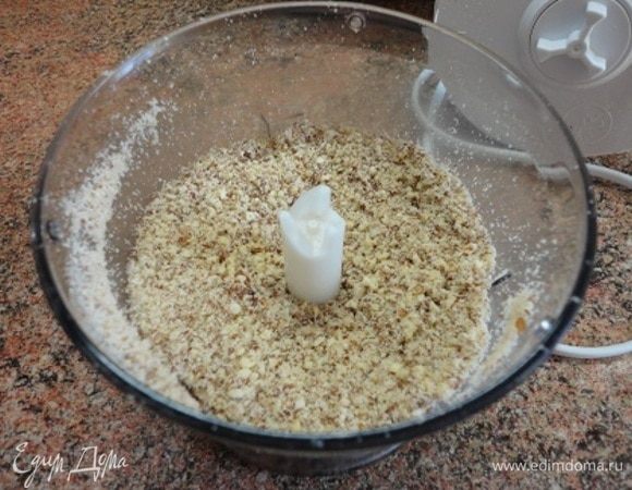 Миндаль подсушить на сухой сковороде и измельчить практически в муку.