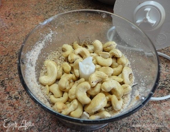 Затем добавить кешью и измельчить еще раз вместе. Сладкие и нежные по структуре орехи кешью мне больше нравятся. Хотя Юлия использовала кедровые орешки. Выбирать вам.