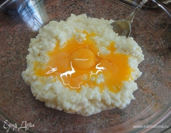 Из риса удалить палочку корицы, крупные куски цедры, хотя, если их перед готовкой нарезать помельче, можно вообще не убирать. Добавить оставшийся сахар (2 или 3 ложки, как вам нравится), ванильный сахар, желтки и орехи. Перемешать.