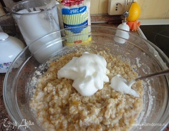 Белки со щепоткой соли взбить в крепкую пену и частями ввести в рис.