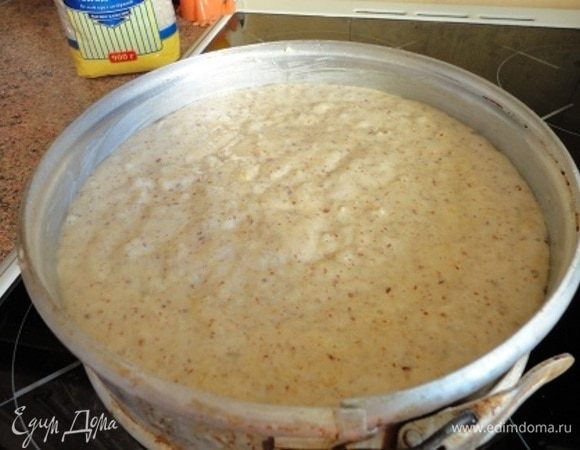 Разъемную форму (диаметром 23 см) смазать сливочным маслом. Выложить орехово-рисовую массу и выпекать 40 минут при температуре 190°С. Моя духовка идеально подошла к этому температурно-временному режиму.