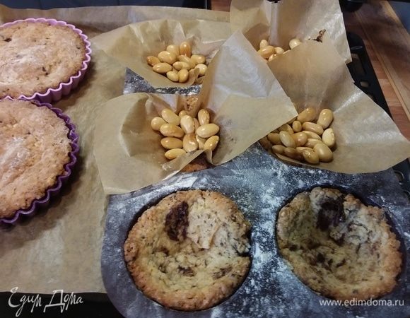 Выпекайте в заранее разогретой до 180°С духовке около 20 минут. Готовность теста проверьте, пожалуйста, на сухую палочку. 