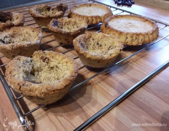 Достаньте заготовки из формочек и остудите на решетке. Я немного повыбирала тесто из серединок, мне хотелось, чтобы крема поместилось побольше. 