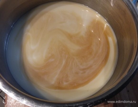 Для крема поставьте разогреваться молоко с сахаром и ванильным экстрактом. 