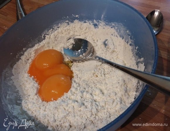 Смешайте пудинг со щепоткой соли и желтками. 