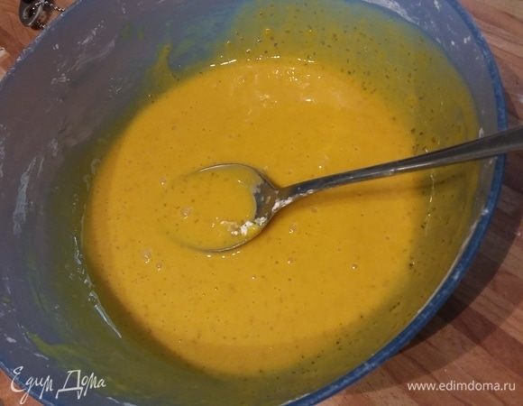 Если будет слишком сухо, добавьте ложку молока и размешайте до получения кашицы. Старайтесь, чтобы не было комочков. 