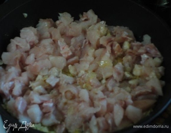 Для этого рецепта подойдет любая белая рыба, но морской окунь, согласитесь, очень вкусная рыба. Нарежьте мякоть небольшими кусочками. Также нарежьте луковицу. В 2 ст. ложках оливкового масла обжарьте лук до золотистого цвета. Затем добавьте оставшееся масло и рыбу и жарьте на небольшом огне еще 10 минут.
Соедините содержимое сковороды с готовым рисом. Поперчите, посолите. Смешайте с рубленой петрушкой.