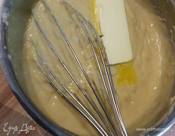 Тонкой струйкой влейте яичную смесь в кипящее молоко и, помешивая венчиком, заварите крем. В готовый крем введите масло и размешайте. 