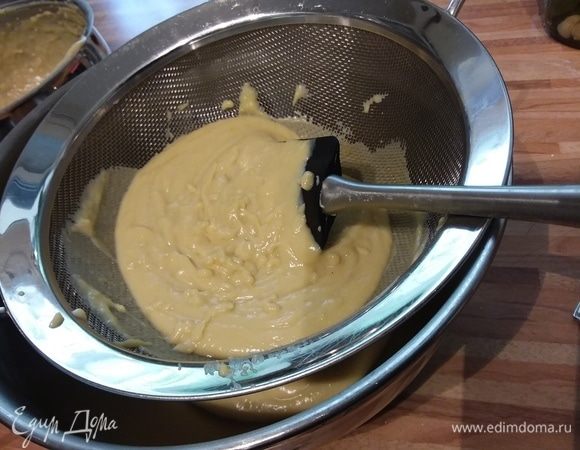 У меня не получилось избежать комочков в креме, поэтому я решила протереть крем через сито. Так крем быстрее остынет. 