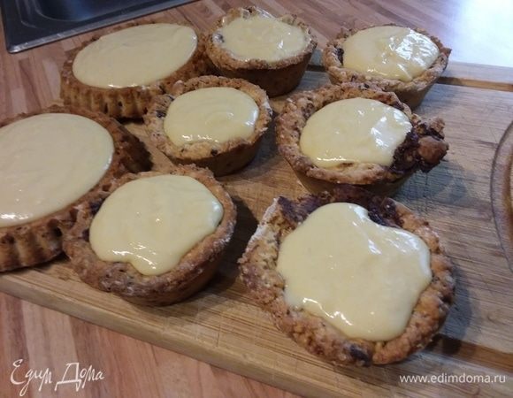 Наполните корзиночки кремом и отправьте печенье в холодильник. 