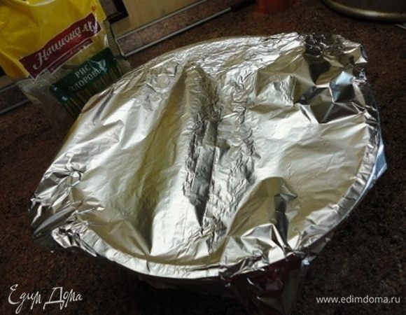 Накройте блюдо фольгой. Запекайте 20-25 минут при температуре 200°С.